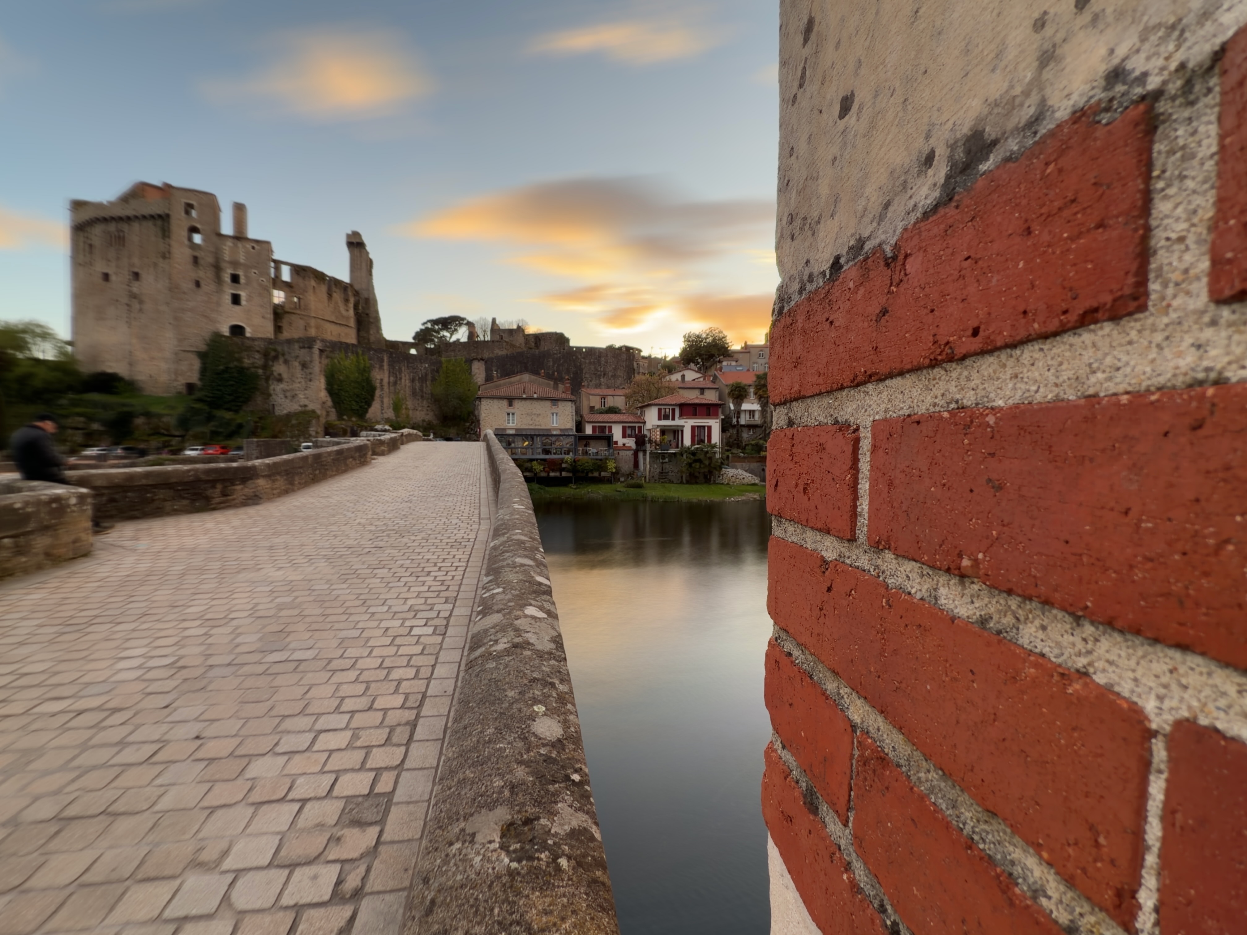 Château médiéval de Clisson au-dessus de la Sèvre Nantaise