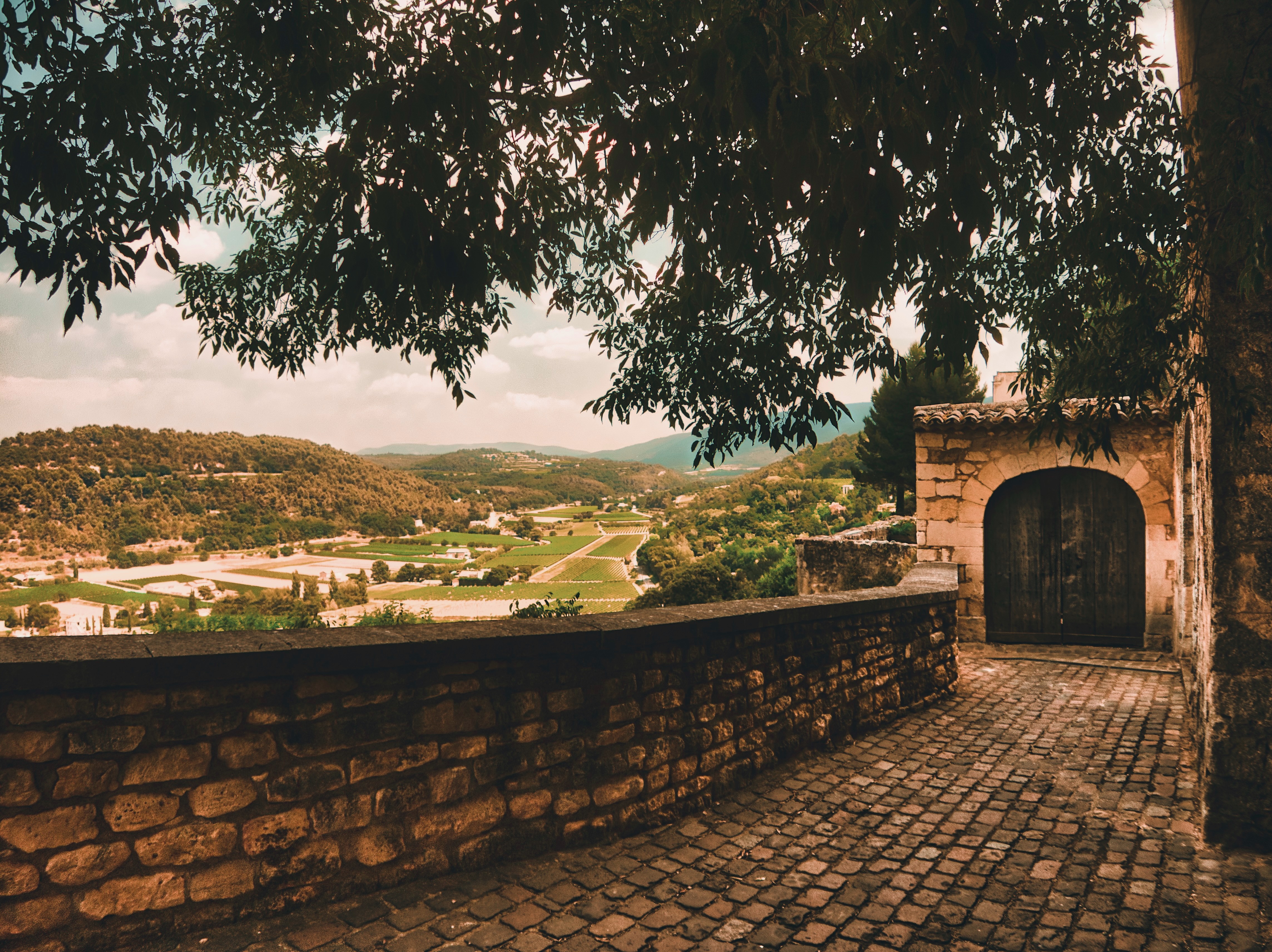 Village de Ménerbes perché sur son éperon du Petit Luberon